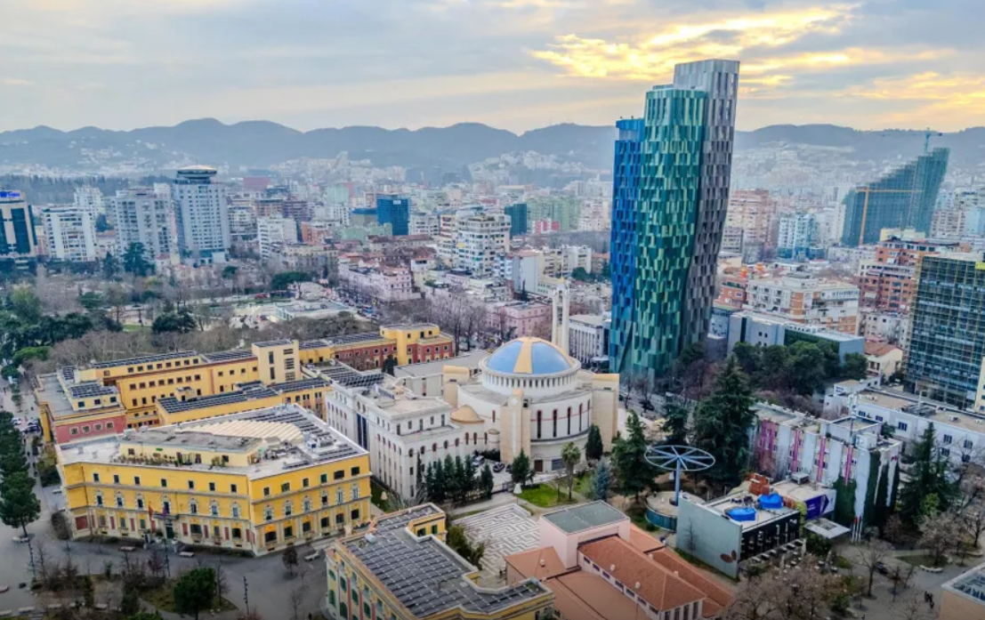 “City AM”: Tirana, mes trashëgimisë dhe modernitetit, drejt një epoke të re turistike
