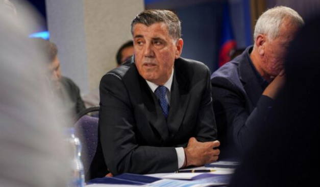 Haziri, Kurtit: Ka me ju dalë tymi, ne e mbajmë fjalën për President, hapi i parë është konstituimi i Kuvendit Haziri, Kurtit: Ka me ju dalë tymi, ne e mbajmë fjalën për President, hapi i parë është konstituimi i Kuvendit