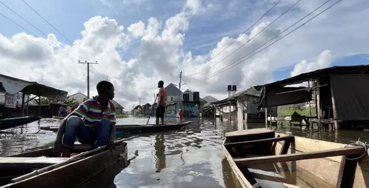 Tragjedi në Nigeri, anija e mbingarkuar përmbytet në Sokoto, humbin jetën të paktën 40 fëmijë Tragjedi në Nigeri, anija e mbingarkuar përmbytet në Sokoto, humbin jetën të paktën 40 fëmijë