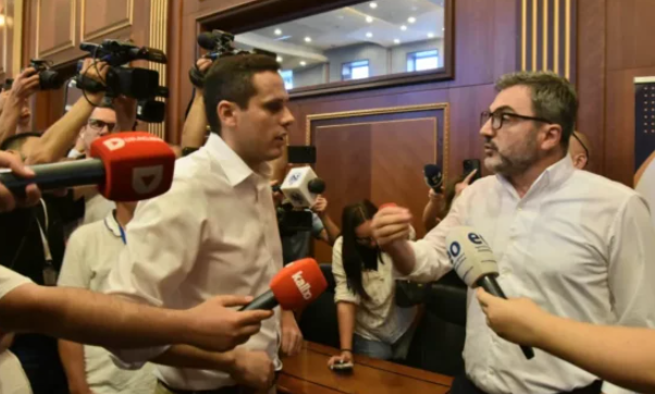 Paraliza institucionale shpërthen në përplasje verbale e fizike – kronologjia e kaosit të sotëm në Kuvend
