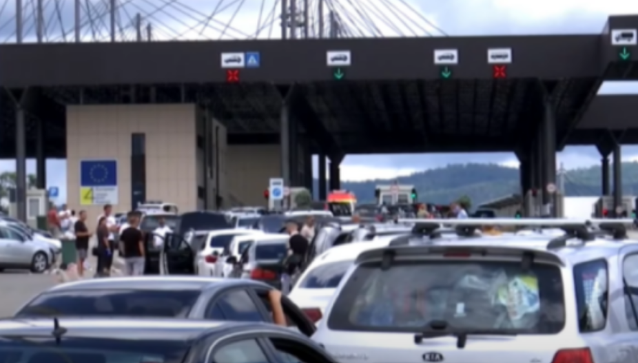 Përditësohen të dhënat – Rritet fluksi në pikat kufitare, mbi dy orë pritje për të hyrë në Kosovë Përditësohen të dhënat – Rritet fluksi në pikat kufitare, mbi dy orë pritje për të hyrë në Kosovë