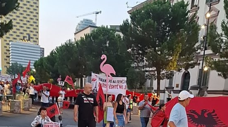 Protesta në Tiranë në ditën e 77-të, protestuesit marshojnë nga sheshi “Skënderbej” drejt Kryeministrisë