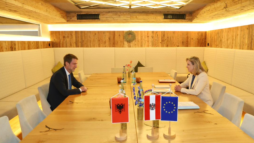 Austria mbështetëse e palëkundur e rrugës së Shqipërisë drejt BE-së! Hoxha takohet në Alpbach me homologen austriake Austria mbështetëse e palëkundur e rrugës së Shqipërisë drejt BE-së! Hoxha takohet në Alpbach me homologen austriake