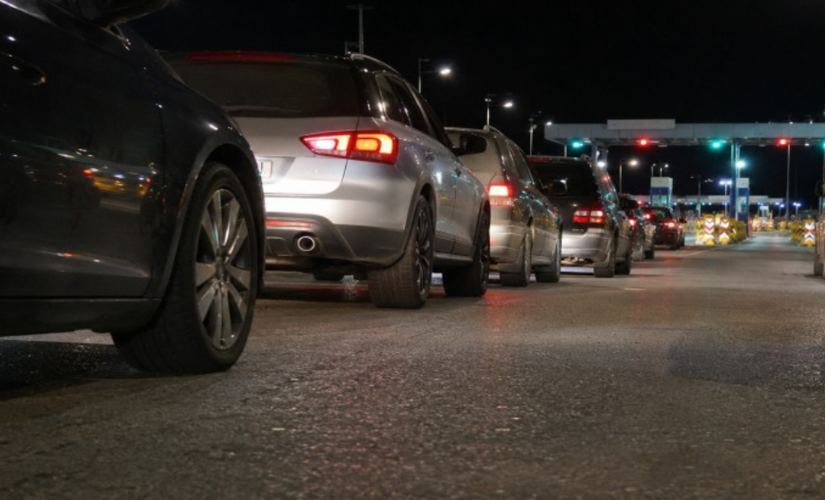 Pritjet në kufi, deri në 40 minuta në Muçibabë Pritjet në kufi, deri në 40 minuta në Muçibabë