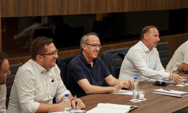 Reagon Avdullah Hoti: Po i përcjell qëndrimet e VV’së, LDK ka vullnet, por duke shantazhuar me zgjedhje s’arrihet asgjë Reagon Avdullah Hoti: Po i përcjell qëndrimet e VV’së, LDK ka vullnet, por duke shantazhuar me zgjedhje s’arrihet asgjë