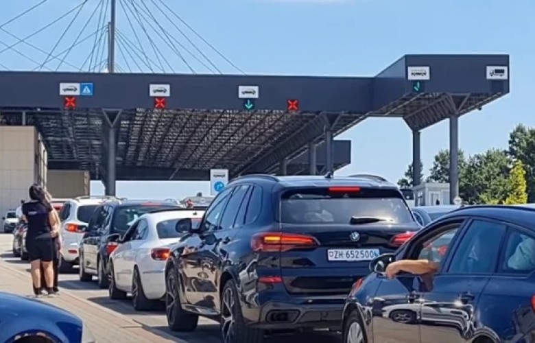 Fluksi në kufi, në Merdarë me pritje deri në 3 orë dhe kolona 2.5 kilometra Fluksi në kufi, në Merdarë me pritje deri në 3 orë dhe kolona 2.5 kilometra