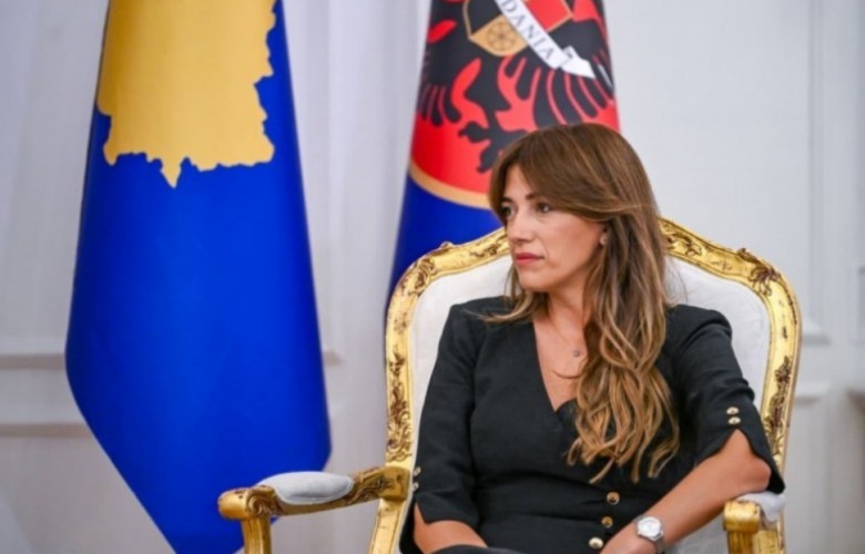 Haxhiu ngushëllon familjen e policit që humbi jetën në krye të detyrës Haxhiu ngushëllon familjen e policit që humbi jetën në krye të detyrës