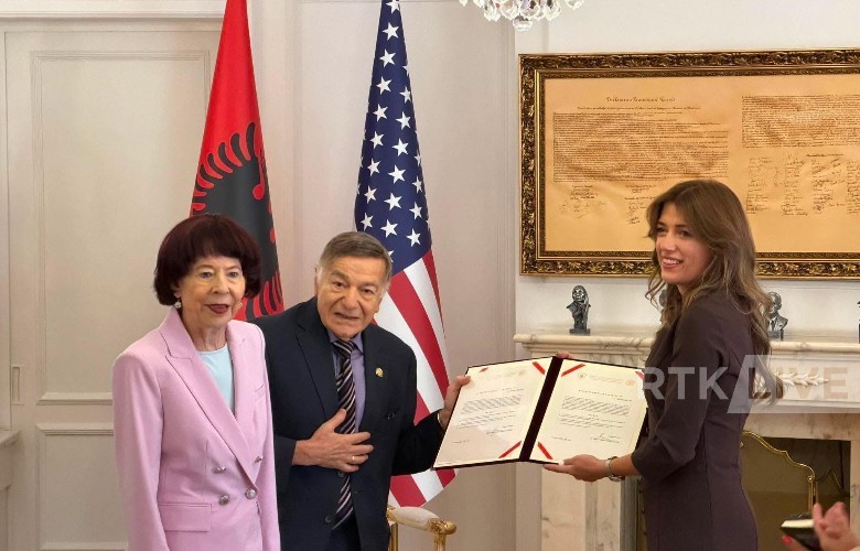 Joe DioGuardi dhe Shirley Cloyes DioGuardi marrin shtetësinë e Kosovës