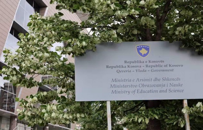 Matura Shtetërore në 55 qendra, 18 kandidatë përjashtohen Matura Shtetërore në 55 qendra, 18 kandidatë përjashtohen