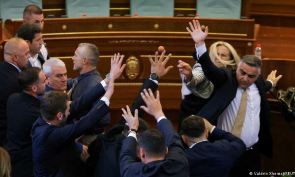 “Frustrimi shpërtheu pas kërkesës së Kurtit”, “VV s’i ka votat për Presidentin”, CNN raporton për incidentin në Kuvend