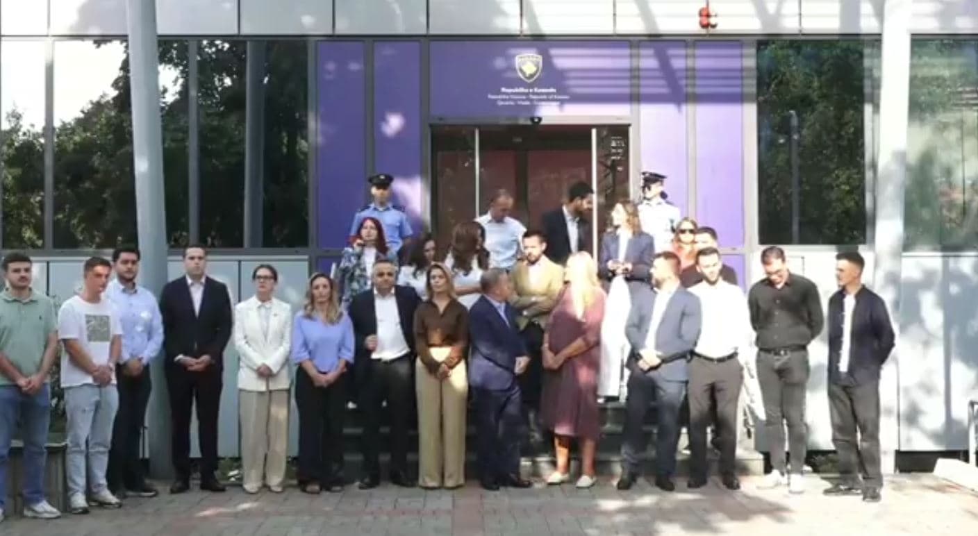 Opozita dhe studentët protestojnë para Qeverisë: Kosova është në krizë Opozita dhe studentët protestojnë para Qeverisë: Kosova është në krizë