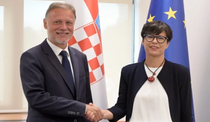 Kryetari i Parlamentit Kroat: Serbia po armatoset me armë sulmuese, duhet t’ia themi Perëndimit Kryetari i Parlamentit Kroat: Serbia po armatoset me armë sulmuese, duhet t’ia themi Perëndimit