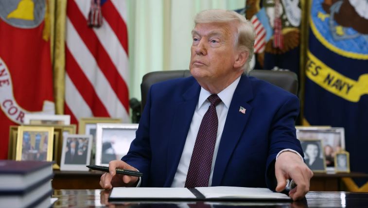 Trump: SHBA ka kontrollin në Ngushticën e Hormuzit, tani është e hapur