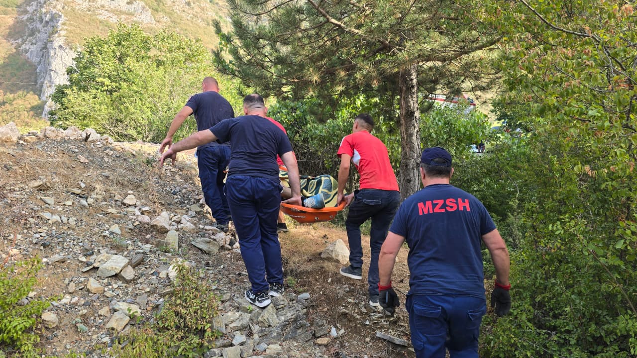 Aksident tragjik në aksin Lurë–Rrëshen, humb jetën 20-vjeçari, dy të tjerë nisën me helikopter drejt Traumë Aksident tragjik në aksin Lurë–Rrëshen, humb jetën 20-vjeçari, dy të tjerë nisën me helikopter drejt Traumë