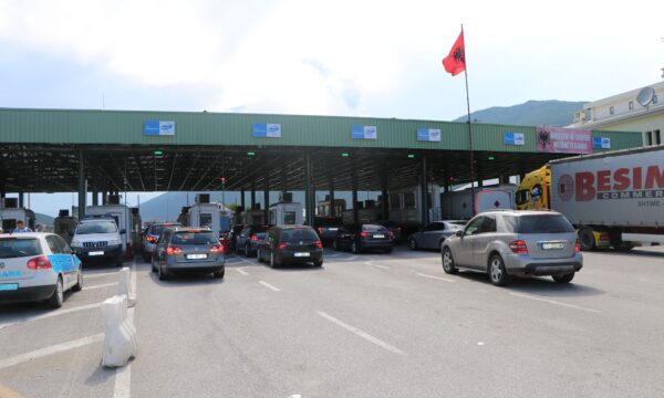 “Kur kalojmë kufirin na bëhet zemra mal”, fluks i madh i qytetarëve nga Kosova drejt Shqipërisë, mijëra hyrje e dalje çdo ditë