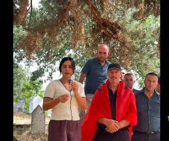 Djali i akuzon imamët se s’pranuan t’ia varrosin nënën me flamur kombëtar, xhamia e fshatit të Tetovës reagon në facebook
