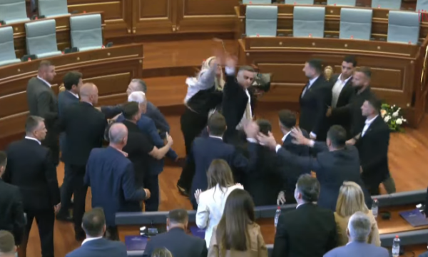 Kaos në seancë, Time Kadriaj e gjuan me vezë drejt Kurtit, Dehari i nderpret punimet