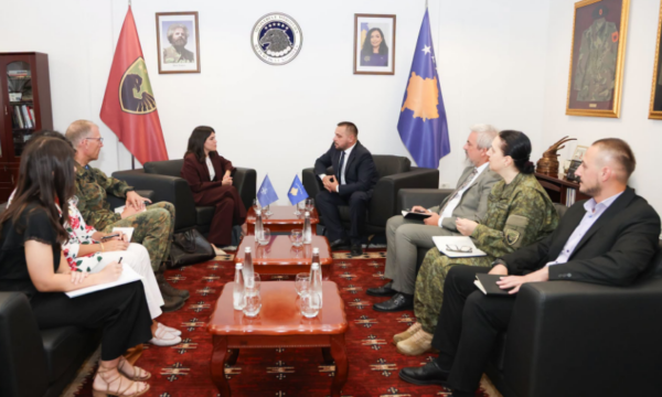 Maqedonci pret zyrtaren e NATO-s, diskutojnë për sigurinë në rajon