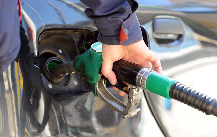 Bien çmimet e derivateve, nafta dhe benzina më lirë për 5 centë