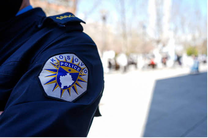 Operacionet në veri, policia paralajmëron zbulimin e arsenalit të konfiskuar Operacionet në veri, policia paralajmëron zbulimin e arsenalit të konfiskuar