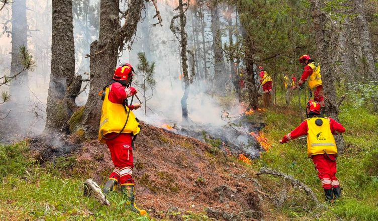 Situata e zjarreve në vend, 10 vatra mbeten aktive, vijojnë ndërhyrjet nga ajri, reshjet e shiut ndihmojnë jugun