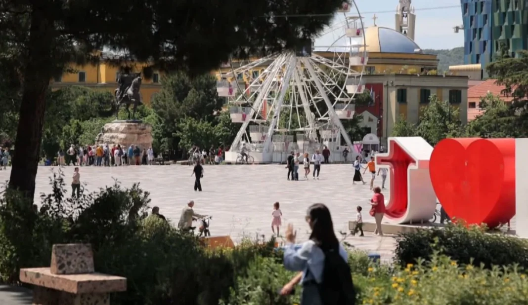 INSTAT: 32 mijë të huaj me leje qëndrimi në Shqipëri