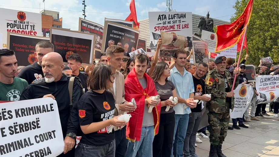 Protesta kundër vendimit të Speciales, studentët lëshojnë pëllumbat e bardhë