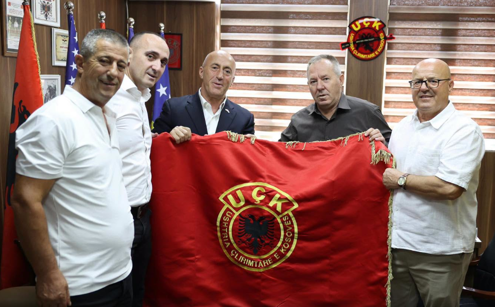 Haradinaj viziton OVLUÇK-në, merr dhuratë flamurin e UÇK-së
