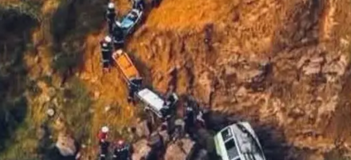 25 persona humbin jetën në Kepin e Gjelbër, pasi autobusi ra nga 30 m 25 persona humbin jetën në Kepin e Gjelbër, pasi autobusi ra nga 30 m