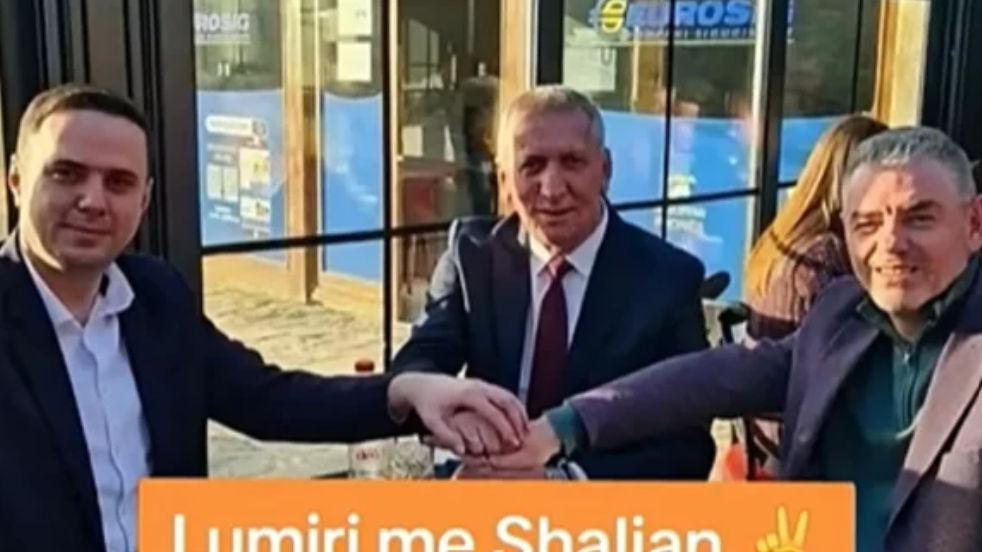 Antoni Quni i pajton Lumir Abdixhikun me Kujtim Shalën, publikon fotografi me ta