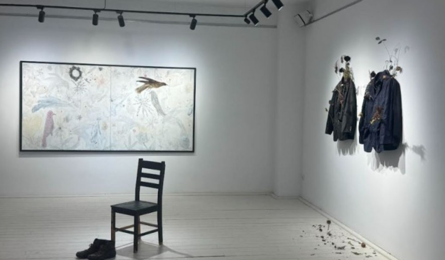 “E errët asht nata” ekspozita e artistit Mehmet Behluli, vjen si një poezi unive “E errët asht nata” ekspozita e artistit Mehmet Behluli, vjen si një poezi unive