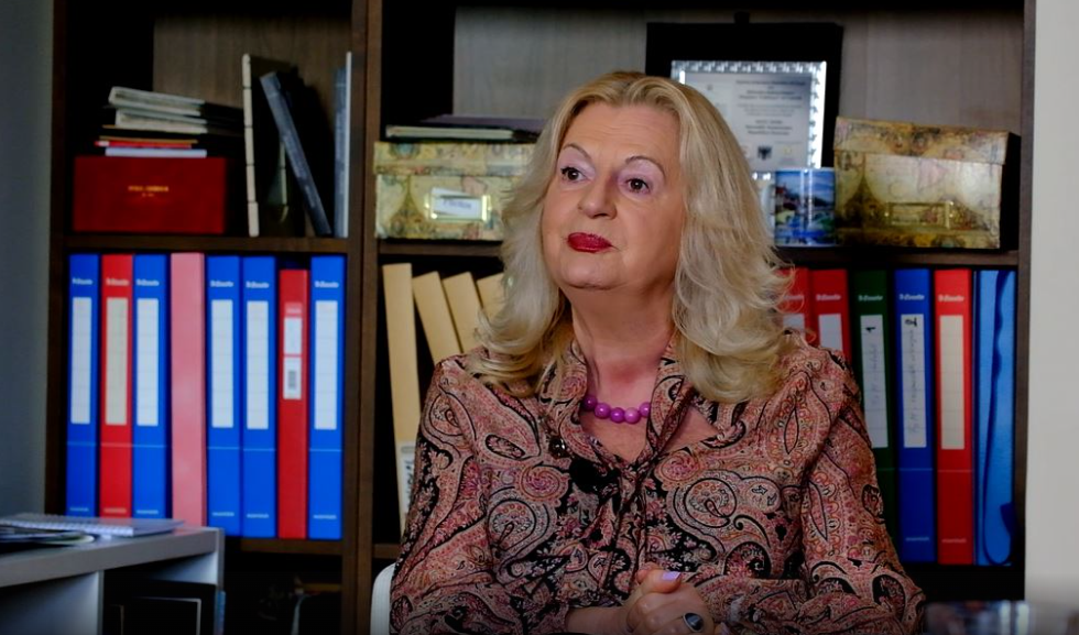 Edita Tahiri ‘godet’ Abdixhikun: Deputetët janë sovranë, ka mbaruar koha kur partia përcaktonte votën e tyre
