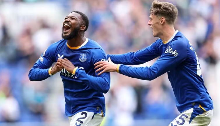 Çmenduri në minutën e 96-të, Maitland-Niles i mohon fitoren Manchester Unitedit!