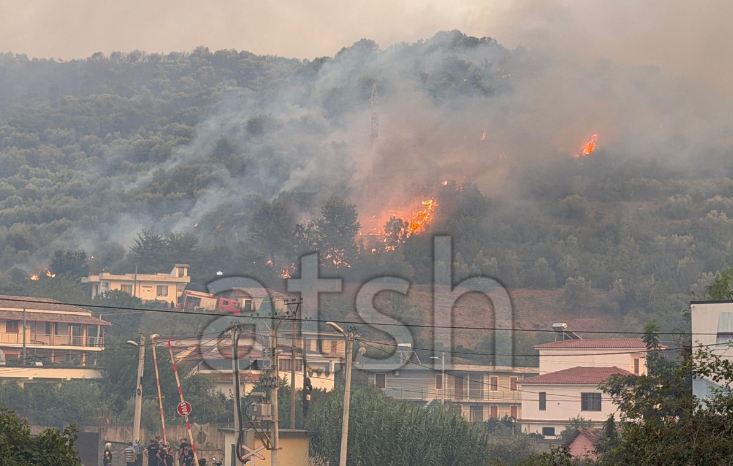 Flakêt përhapen në disa zona të Fierit, evakuohen banorë Flakêt përhapen në disa zona të Fierit, evakuohen banorë