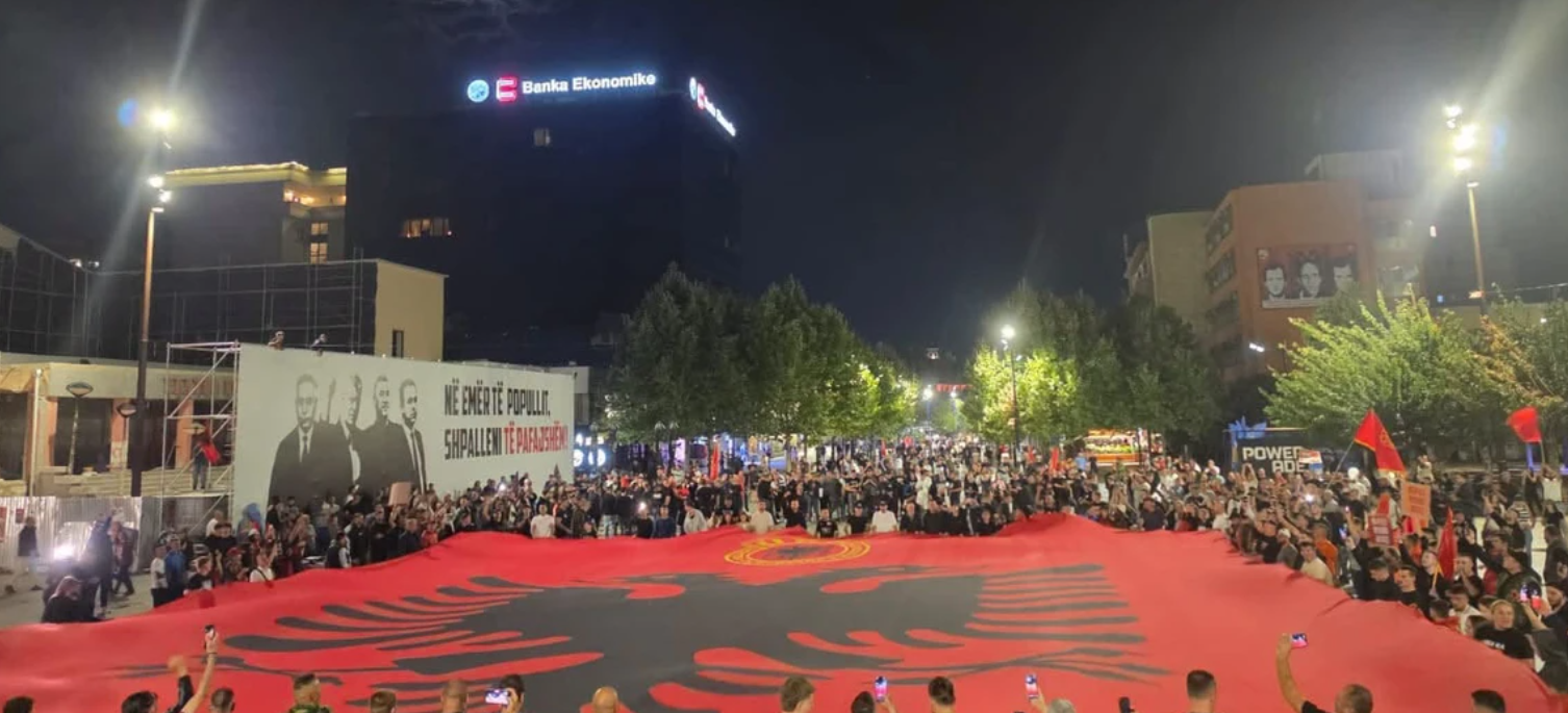 Flamuri gjigant kuqezi shpaloset në protestën në Prishtinë për ish-krerët e UÇK-së Flamuri gjigant kuqezi shpaloset në protestën në Prishtinë për ish-krerët e UÇK-së