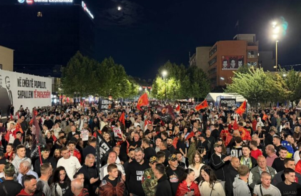 Dita e katërt e protestës, plot qytetarë në shesh kundër vendimit të Hagës Dita e katërt e protestës, plot qytetarë në shesh kundër vendimit të Hagës