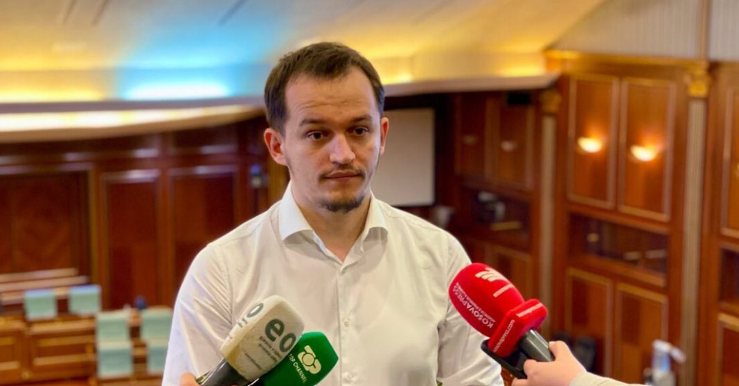 Cakolli: Qysh thirret dhe merret pjesë në një seancë jashtë çdo afati kushtetues? Cakolli: Qysh thirret dhe merret pjesë në një seancë jashtë çdo afati kushtetues?
