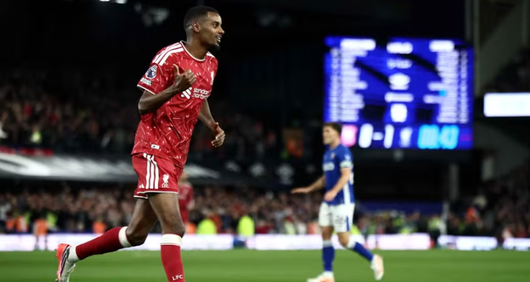 Liverpooli triumfon ndaj Ipswichit, Isak shkëlqen me dopietë