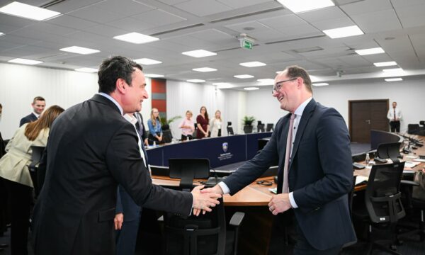 Kurti thotë se gjatë mandatit të kaluar qeveria ka blerë armatim nga SHBA në vlerë afër gjysmë miliardi