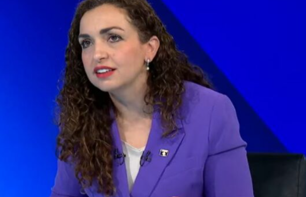 “Duhesh me u ndalë”: Vjosa Osmani nervozohet me pyetjet e gazetarit Adriatik Kelmendi