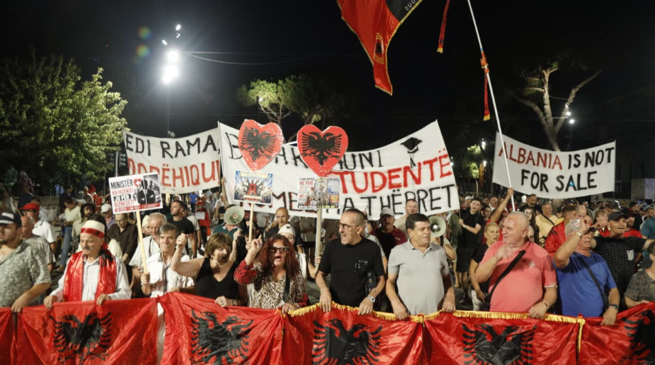 Protesta në Tiranë shënon ditën e 97-të. Marshim nga sheshi “Skënderbej” drejt Kryeministrisë