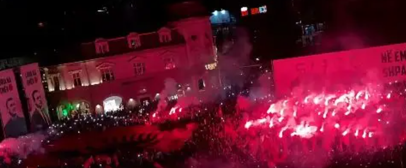 “Nuk ndalemi, çdo ditë e çdo natë në shesh” – Reagon fuqishëm platforma “Liria Ka Emër” “Nuk ndalemi, çdo ditë e çdo natë në shesh” – Reagon fuqishëm platforma “Liria Ka Emër”