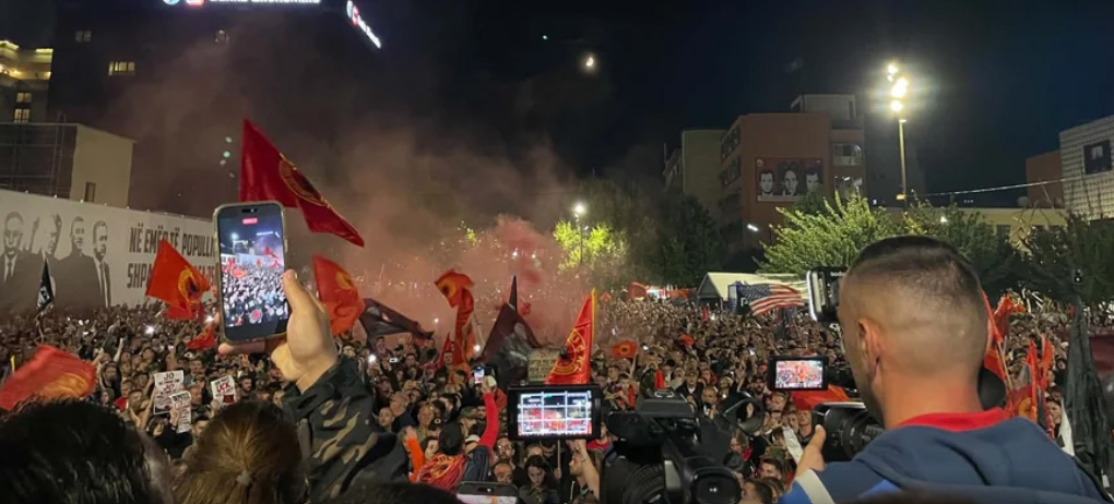 Qytetarët i thonë “JO” vendimit të Speciales – Prishtina po frymon “kuq e zi” edhe në ditën e katërt të protestës Qytetarët i thonë “JO” vendimit të Speciales – Prishtina po frymon “kuq e zi” edhe në ditën e katërt të protestës