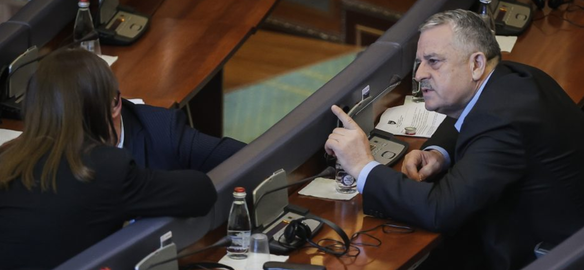 Veliu: Treshja Kurti, Osmani, Abdixhiku po ia paguajnë borxhin me post Bekim Sejdiut – t’i ndalin sulmet ndaj 6 deputetëve Veliu: Treshja Kurti, Osmani, Abdixhiku po ia paguajnë borxhin me post Bekim Sejdiut – t’i ndalin sulmet ndaj 6 deputetëve