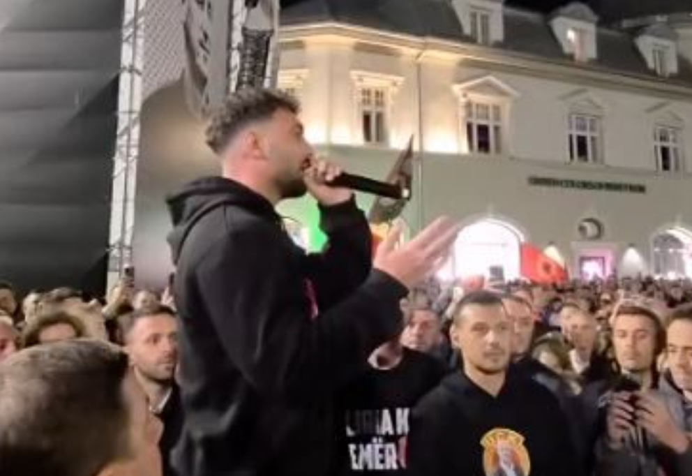 Ledri Vula i bashkohet protestës për UÇK në Prishtinë: Kjo rini në shesh është falënderimi për luftëtarët Ledri Vula i bashkohet protestës për UÇK në Prishtinë: Kjo rini në shesh është falënderimi për luftëtarët