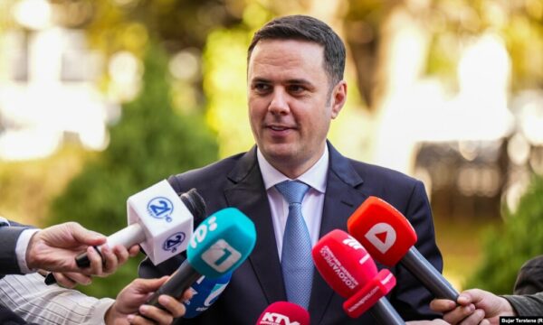 Takimi me Kurtin, deklarohet Abdixhiku: E njoftova për zhvillimet e djeshme Takimi me Kurtin, deklarohet Abdixhiku: E njoftova për zhvillimet e djeshme
