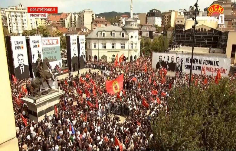 Kosova marshon në mbështetje të çlirimtarëve (Video) Kosova marshon në mbështetje të çlirimtarëve (Video)