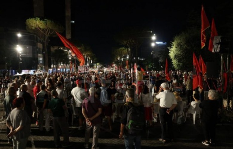 Zhvillohet dita e 112-të e protestës në Tiranë Zhvillohet dita e 112-të e protestës në Tiranë