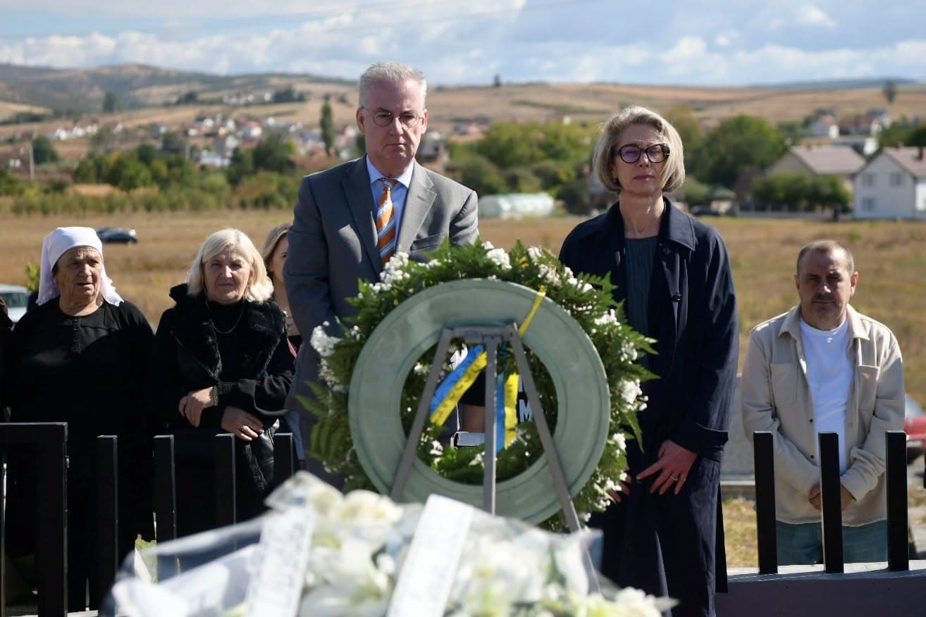 Shefi i BE-së nderon Afrim Bunjakun: Keqardhje që Serbia nuk i kapi përgjegjësit Shefi i BE-së nderon Afrim Bunjakun: Keqardhje që Serbia nuk i kapi përgjegjësit