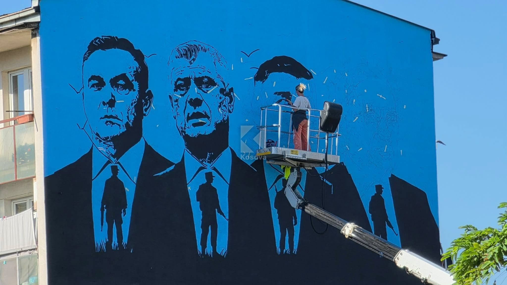 Mural për katërshen e UÇK-së pak ditë para vendimit në Hagë